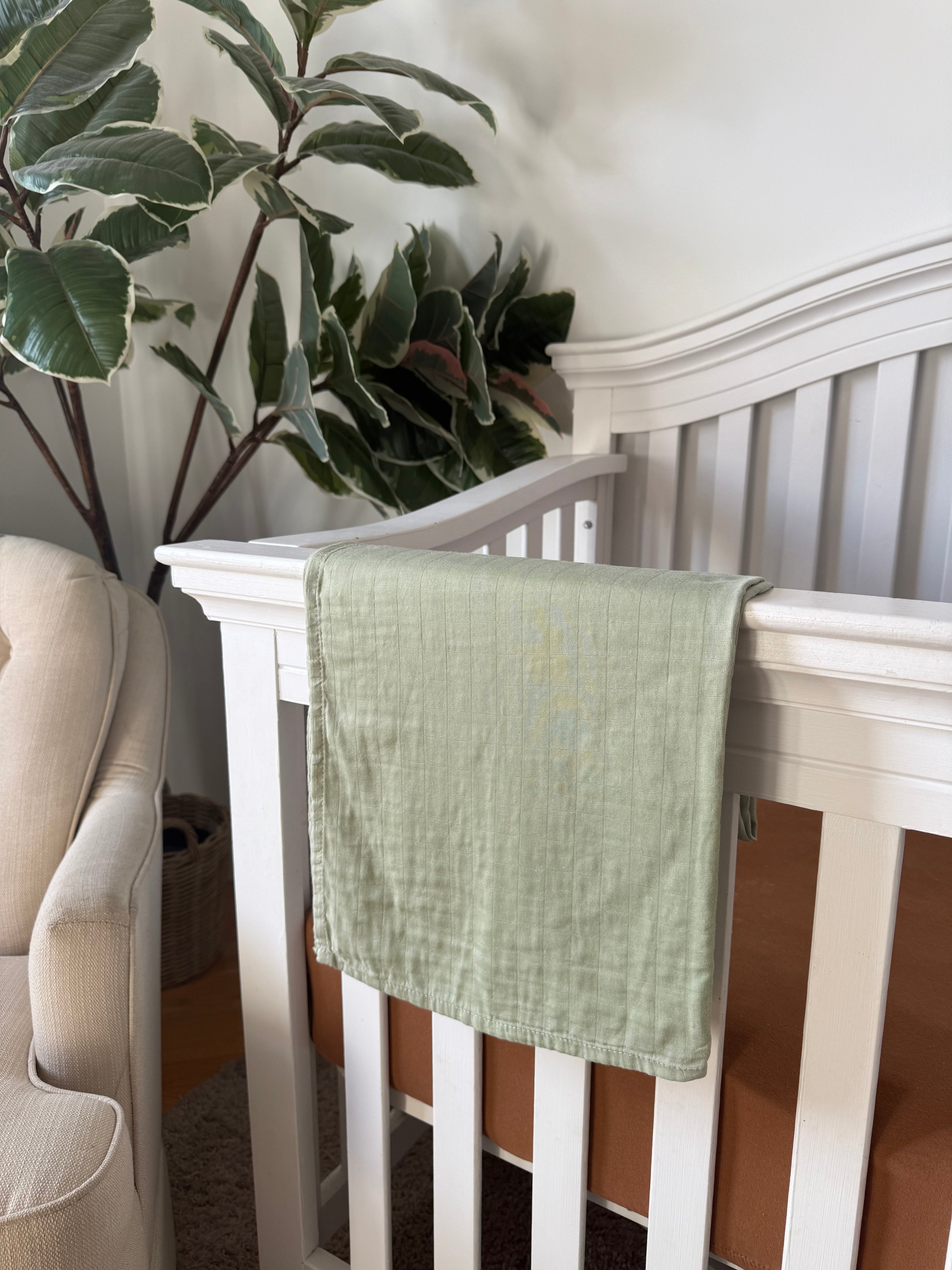 Découvrez notre collection de mousselines douces et aérées, pensées pour offrir confort, sécurité et style au quotidien. Chaque mousseline est fabriquée avec un tissu respirant et ultra-doux, parfait pour la peau délicate des tout-petits.

Polyvalentes et durables, nos mousselines accompagnent les parents dans tous les moments : emmaillotage, siestes, allaitement, poussette, doudou ou couverture légère. Leur grande dimension et leur souplesse en font des indispensables simples à utiliser et faciles à aimer